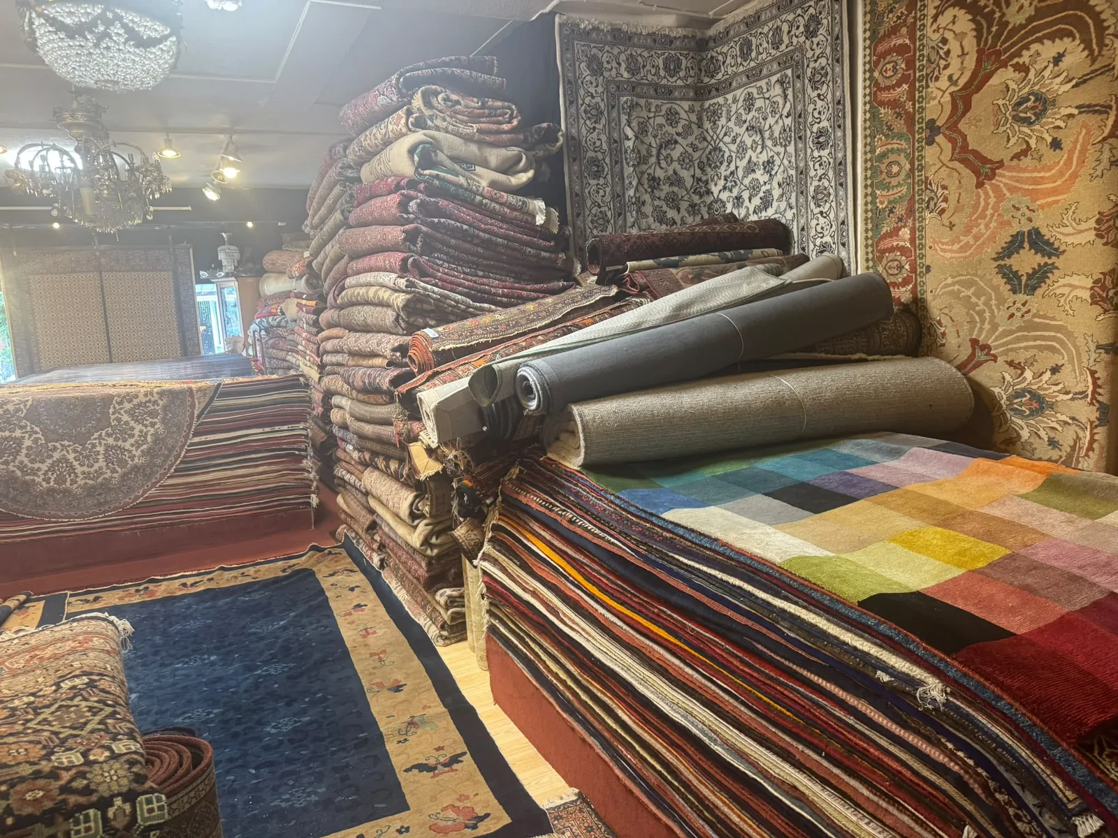 Klassieke en moderne kleurrijke kleden naast elkaar in de showroom van Davoud