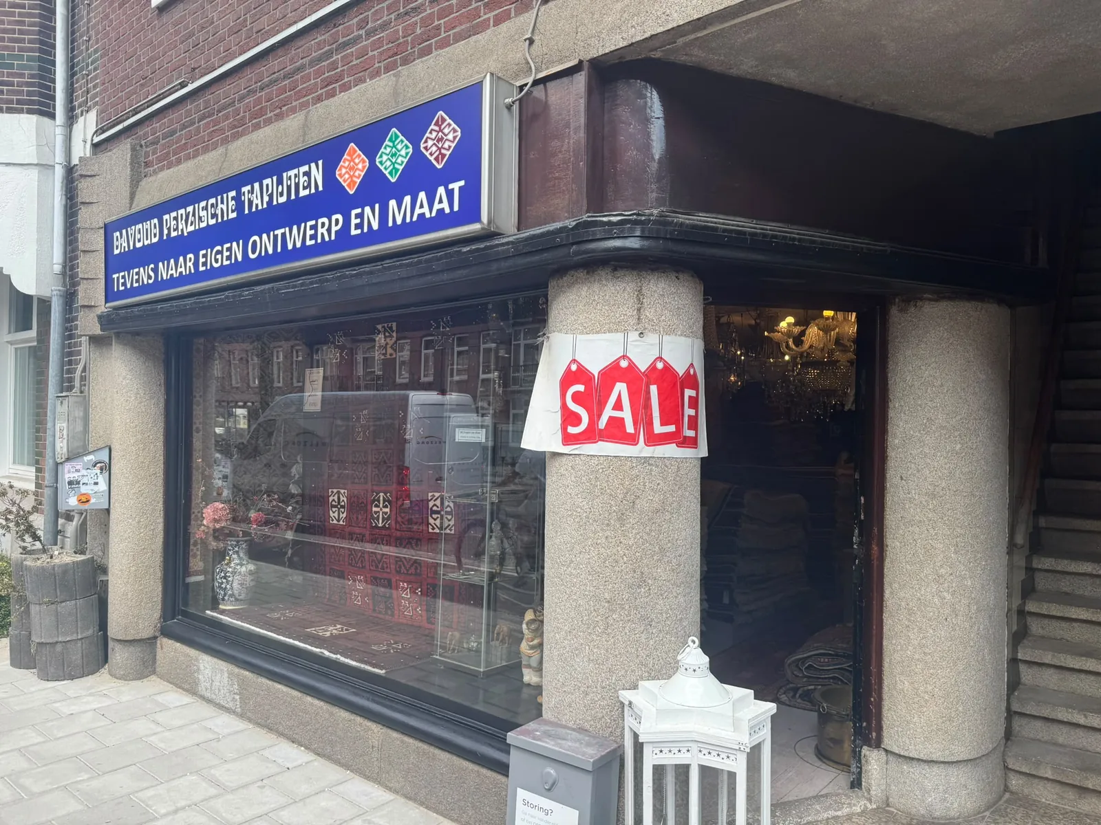 De winkel van Davoud Perzische Tapijten aan de Admiraal de Ruijterweg in Amsterdam